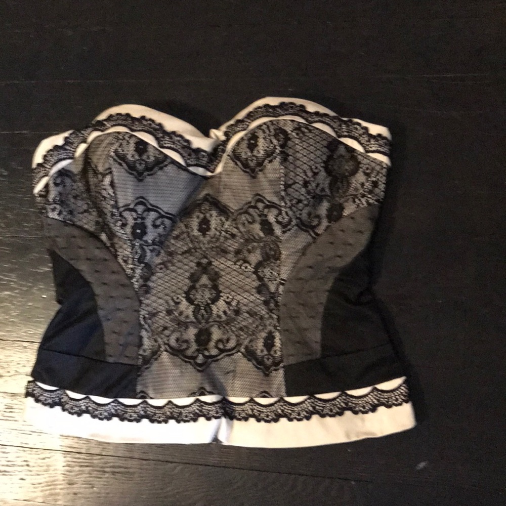 HP🎉🎉HOLIDAY • 🔥Women’s blackcream lace bustier..